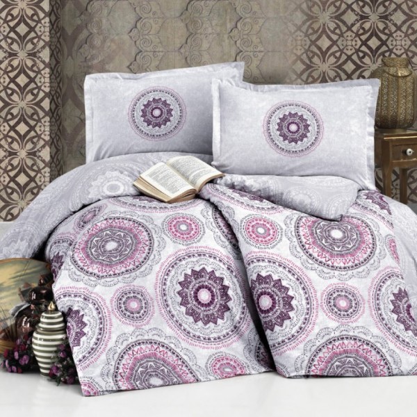 Lenjerie de pat dublu bumbac 100% Ranforce, design geometric sofisticat cu motive circulare mov și roz pe fundal gri deschis.
