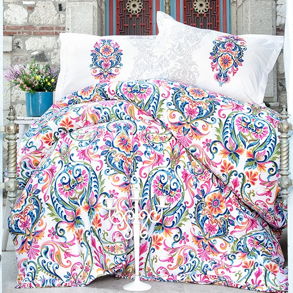 Lenjerie de pat bumbac 100% ranforce Ornella cu design modele florale și arabescuri în nuanțe vii de roz, albastru și galben.