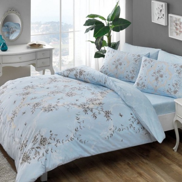 Lenjerie de pat din bumbac ranforce Beatrice Mavi cu design floral elegant, în nuanțe de albastru deschis și alb