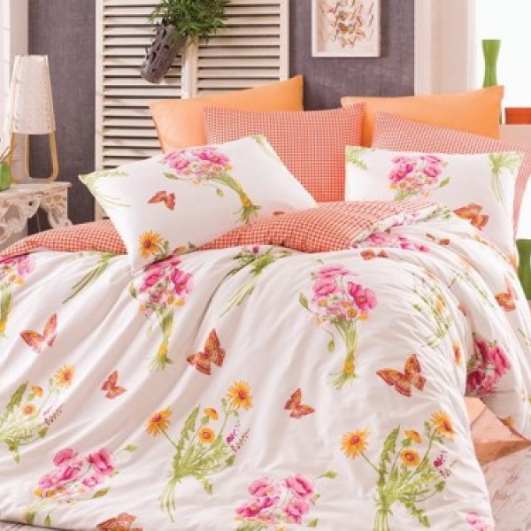 Lenjerie de pat din bumbac 100% ranforce cu model floral în nuanțe de roz și portocaliu pe fundal alb, decorată cu fluturi