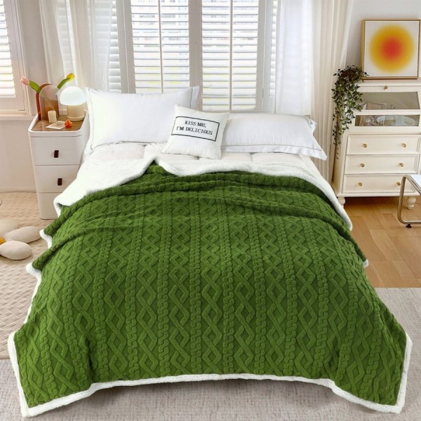 Patura verde natur cu blanita micropolar, dimensiune 200x230 cm, ideala pentru confort.