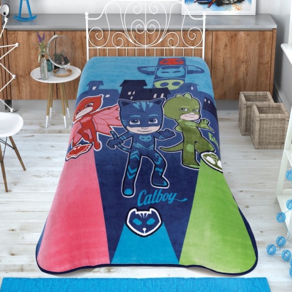 Pătură Disney PJ Masks cu personaje Catboy, Owlette, Gekko în culori albastru, verde și roșu, cu desene animate detaliate, pe pat.