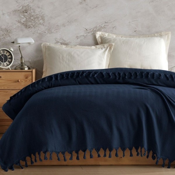 Pled Berlino Albastru 200x220cm din bumbac reciclat, cu ciucuri groși, așezat pe pat dublu