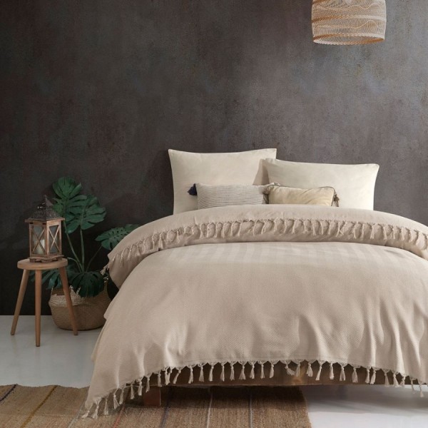 Pled Sidney bej 200x220cm din bumbac reciclat, cu ciucuri groși, așezat pe pat dublu