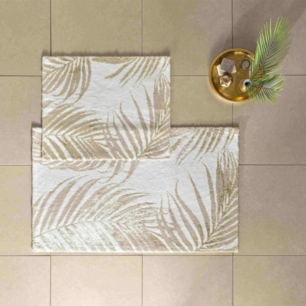 Set de 2 covorașe de baie Tac PasPas Palm bej model frunze tropicale,  plasate pe podea de baie alături de papuci