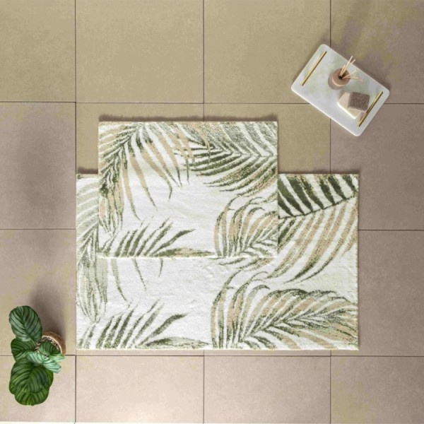 Set de 2 covorașe de baie Tac PasPas Palm verde model frunze tropicale,  plasate pe podea de baie alături de papuci