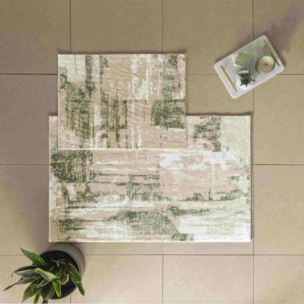 Set de 2 covorașe de baie Tac PasPas în nuanțe de bej, alb si verde, cu design elegant, plasate pe podea de baie alături de papuci