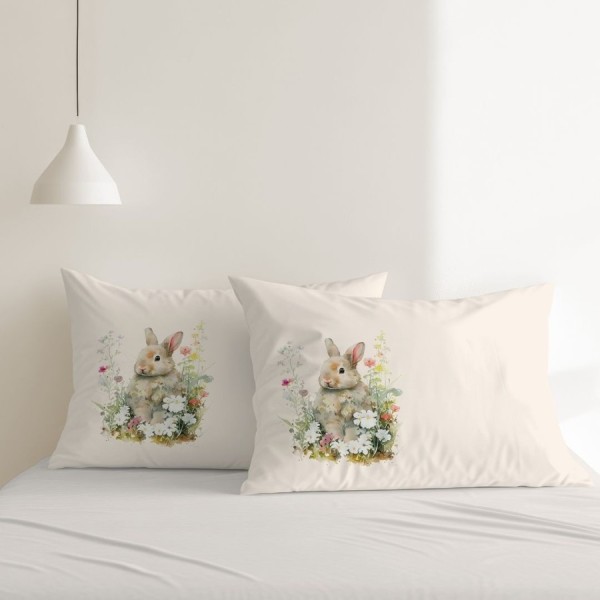 Set de 2 fețe de pernă 50x70 cm, model Vinca 3D cu imprimeu digital cu iepuraș între flori delicate pe un fundal roz pal.