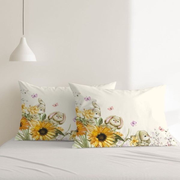 Set de 2 fețe de pernă 50x70 cm, Mochi 3D, cu imprimeu digital cu iepurași, floarea-soarelui și fluturi pe fundal crem pastelat.
