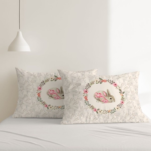 Set de 2 fețe de pernă 50x70 cm, Cena 3D, cu imprimeu digital iepuraș încadrat de ghirlande florale pe fundal bej cu motive vegetale discrete.