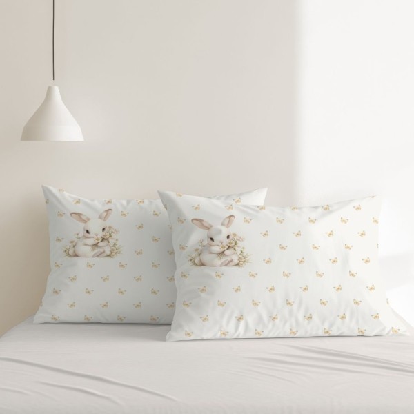 Set de 2 fețe de pernă 50x70 cm, model Ginny, cu imprimeu digital 3D cu iepurași și fluturi aurii pe fundal crem deschis.