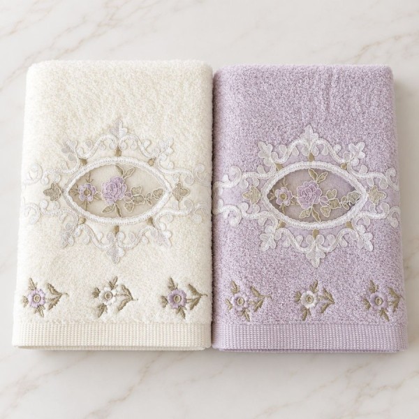 Set 2 prosoape Arliva Home 50x90 cm, ecru si lila, cu broderii florale cu trandafiri lila si dantela decorativa
