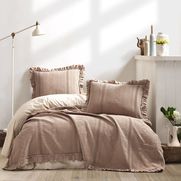 Cuvertura jacquard bumbac Tiziana beige (bej) 220x240 cm cu volane și 2 fete de perna