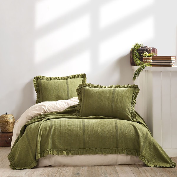 Cuvertura jacquard bumbac Tiziana verde (kaki) 220x240 cm cu volane și 2 fete de perna