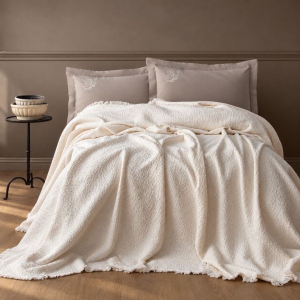 Set cuvertura jacquard crem Lude First Choice cu fete de perna bej gri brodate cu fluturi albi
