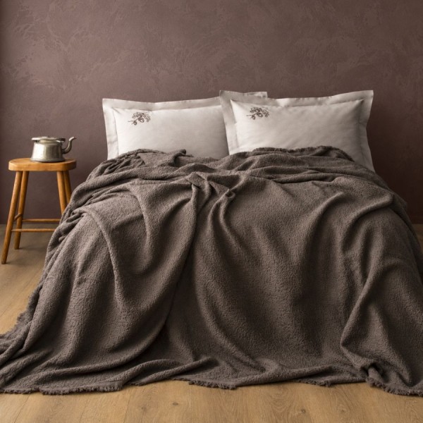 Set cuvertura jacquard maro Lude Pepercorn First Choice cu fete de perna bej brodate cu frunze de stejar si ghinde