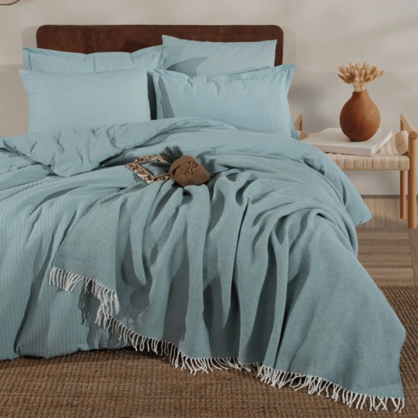 set lenjerie de pat cu patura Clasy Eveya V4 Bleu textura in relief si franjuri decorative