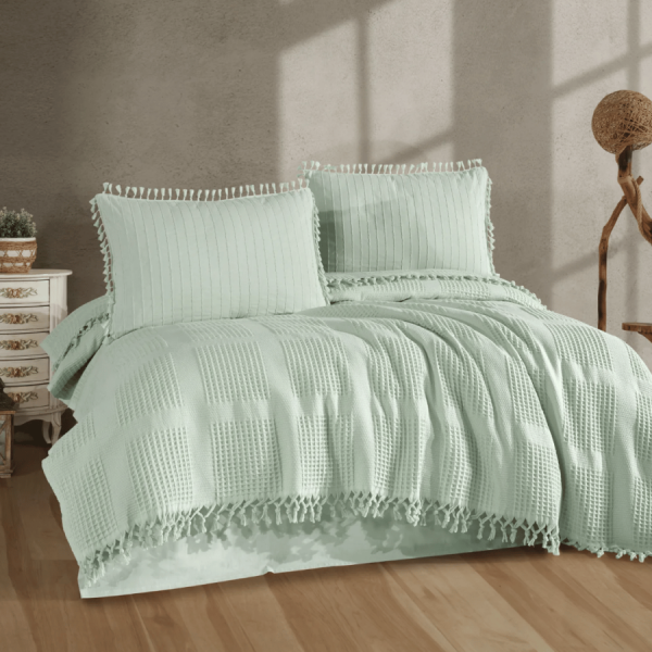 set pique Clasy Velda V2 verde salvie cu cuvertura gofrata si ciucuri decorativi din bumbac 100%