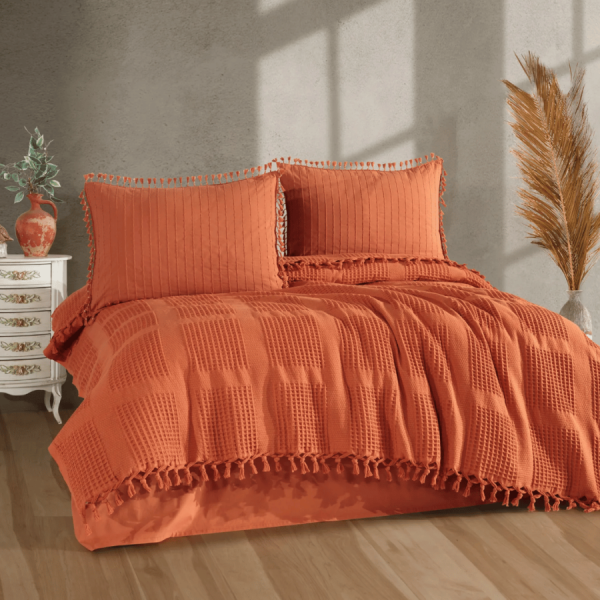 set pique Clasy Velda V3 caramiziu cu cuvertura gofrata si ciucuri decorativi din bumbac 100%
