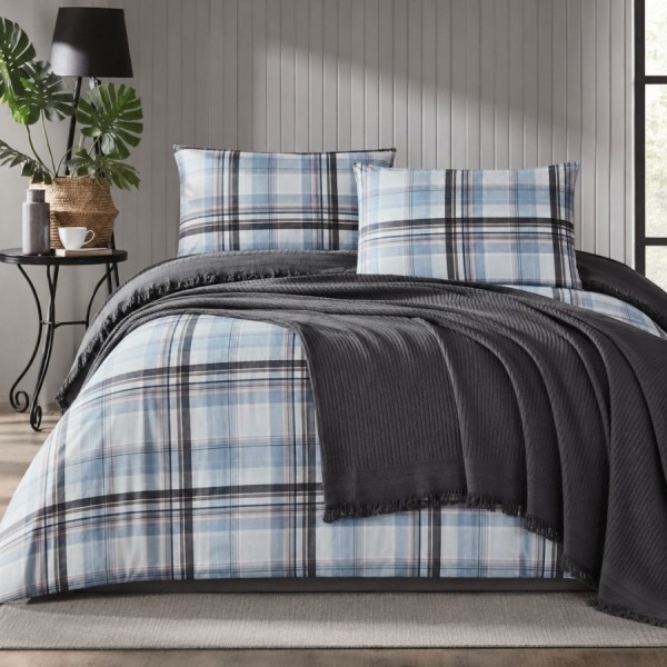 set pique Seli Milano cu lenjerie in carouri bleu si cuvertura tricotata gri antracit 220x240 cm