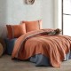 Set cuvertura 220x240cm cu cearceaf pat si fete perna cu ciucuri Bohemline V3 din bumbac bej/mustar, expus pe pat