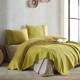 Set cuvertura 220x240cm cu cearceaf pat si fete perna cu ciucuri Bohemline V3 din bumbac bej/mustar, expus pe pat
