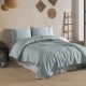 Set cuvertura 220x240cm cu cearceaf pat si fete perna cu ciucuri Bohemline V3 din bumbac bej/mustar, expus pe pat
