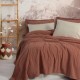 Set Vilo Bej – cuvertură pique texturată și fețe pernă brodate, expus pe pat în decor natural