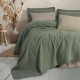 Set Vilo Bej – cuvertură pique texturată și fețe pernă brodate, expus pe pat în decor natural
