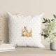 Față de pernă decorativă din bumbac 100%, cu iepurași printre floarea-soarelui și fluturi pastel, perfectă pentru decorul de Paște.