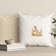 Față de masă Ginny, bumbac 100%, cu iepurași, fluturi aurii și detalii florale pe un fundal pastelat, perfectă pentru decorul zilnic