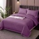 Lenjerie de pat dublă din damasc policoton, IMP13, în nuanță de mov, compusă din 6 piese, aranjată pe un pat luxos într-o cameră de dormitor modernă cu detalii sofisticate, oferind un decor regal și confortabil
