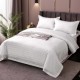 Lenjerie de pat dublu din policoton IMP21 în nuanță de gri deschis, dispusă cu eleganță pe un pat într-un dormitor modern, oferind o invitație la confort și odihnă într-un stil minimalist