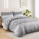 Cearceaf pat dublu Otto 240x260 cm din bumbac cu model geometric gri si alb, pentru un plus de confort.