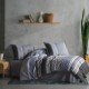 Lenjerie de pat Duko V1 din bumbac 100% ranforce cu design în dungi multicolore în tonuri de bej, albastru și portocaliu, ideală pentru un decor modern și atractiv.
