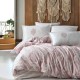 Lenjerie de pat din bumbac 100% ranforce, Pucioasa, model Fiorita V1, în nuanțe de roz pal și alb cu design floral elegant.
