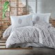 Lenjerie de pat din bumbac 100% ranforce, Pucioasa, model Fiorita V1, în nuanțe de roz pal și alb cu design floral elegant.
