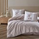Lenjerie de pat din bumbac ranforce Pucioasa, design cu dungi bej și motive florale maronii pe fundal alb cu model geometric