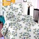 Lenjerie de pat dublu bumbac 100%, model floral elegant cu flori albastre și crem pe fundal alb, decorată cu texte romantice.