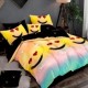 Lenjerie de pat dublu din finet, 6 piese, cu design vesel și romantic cu emoji zâmbitori și inimioare roșii.