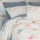 Lenjerie de pat dublu bumbac 100% ranforce, Cotton Box Kaija, cu imprimeu pescăruși colorați în pastel pe fundal crem texturat, cearceaf gri contrastant