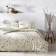 Set lenjerie de pat cu imprimeu floral pe fundal alb, decor rustic