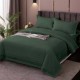 Lenjerie de pat dublu din damasc policoton IMP22 în nuanță de verde, prezentată pe un pat matrimonial într-un dormitor cu design modern și accentuate cu plantă verde, invitând la un somn liniștit și revigorant.