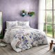 Lenjerie pat 1 persoana TAC Mako Satin Lindy cu model floral albastru si mov pe fundal deschis