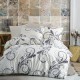 Lenjerie de pat dublu colecția Dream Nazenin Home cu 4 piese și design floral și geometric în nuanțe de lila și negru pe fundal lila.