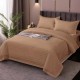 Lenjerie de pat dublu din damasc policoton IMP9 într-o nuanță subtilă de roz pastel, aranjată pe pat într-un dormitor modern, emanând o atmosferă de calm și eleganță, perfectă pentru un somn odihnitor