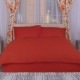 Lenjerie de pat dublu din damasc policoton IMP16 în culoarea bej, elegantă și simplă, prezentată într-un decor stilat de dormitor cu tapițerie de pat în tonuri închise și accesorii delicate pe pat, oferind un mediu calm pentru odihnă