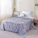 Pătură cocolino 200x230 cm cu frunze aurii pe fundal bleumarin – model tropical elegant