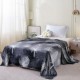 Pătură cocolino 200x230 cm cu frunze aurii pe fundal bleumarin – model tropical elegant