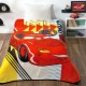 Covor Disney pentru copii cu Fulger McQueen din filmul Cars, în culori roșu, galben și albastru, cu desene animate detaliate și elemente grafice.